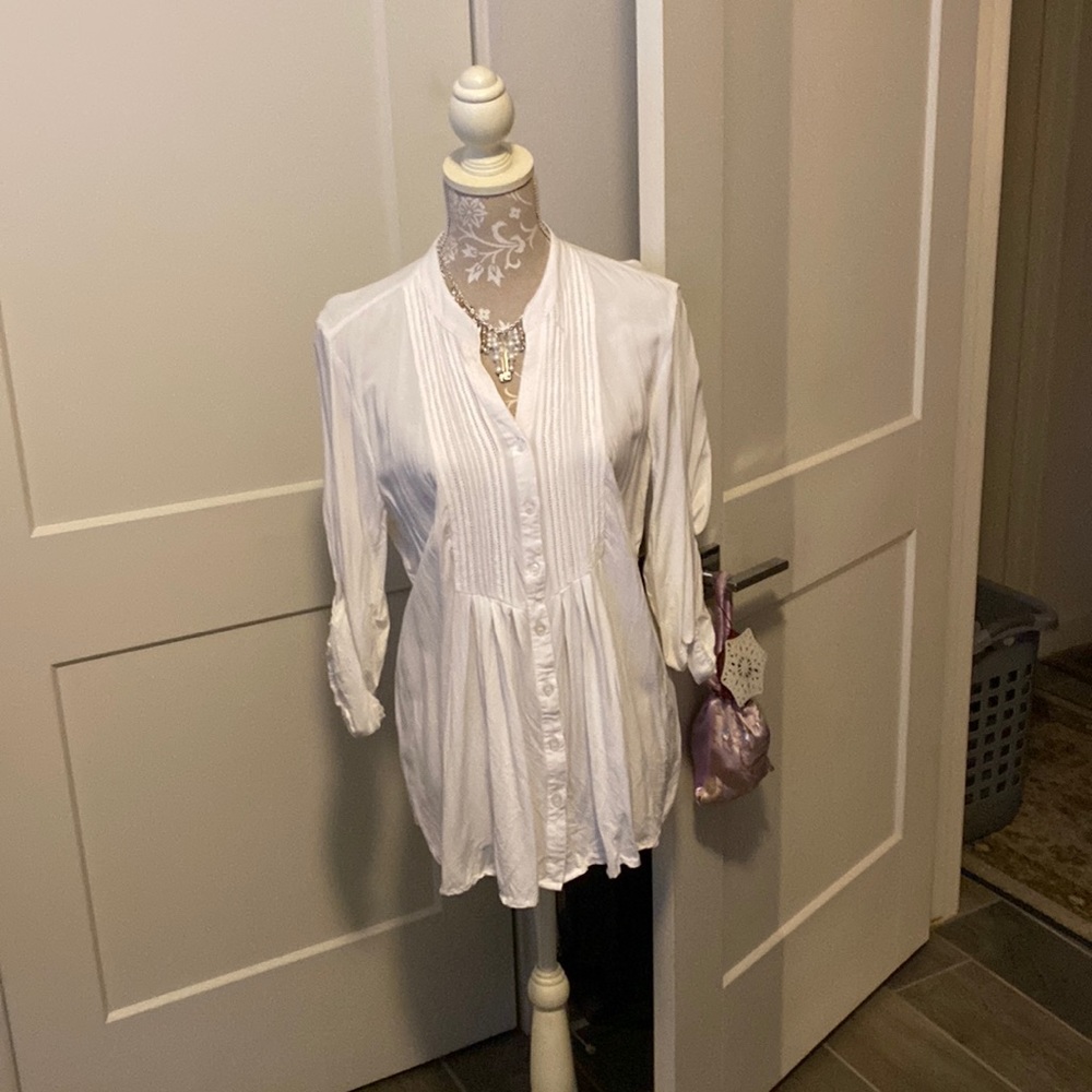 Beautiful white top in size X-Large